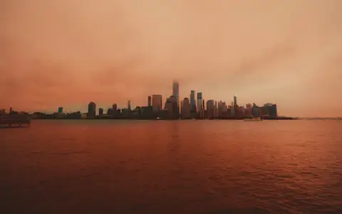 Golden haze over Manhattan skyscrapers, New York financial hub for stablecoin investment