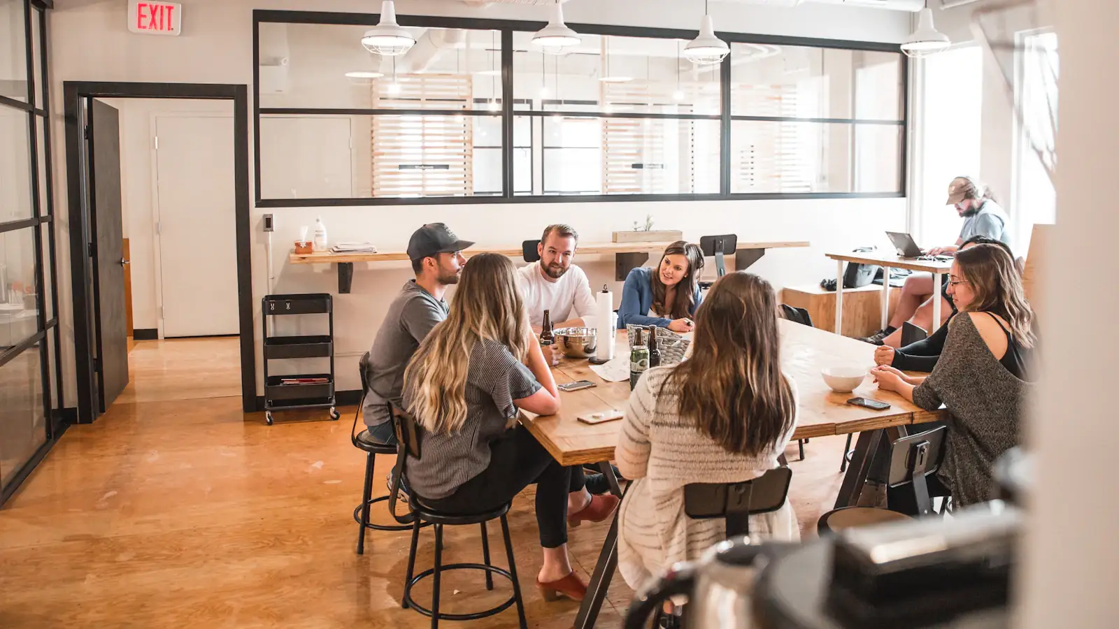 Founders and investors talking around a table during a collaborative startup funding meeting