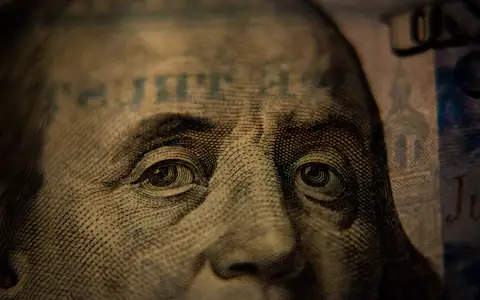 Benjamin Franklin portrait on a US hundred dollar bill, the dollar behind stablecoins